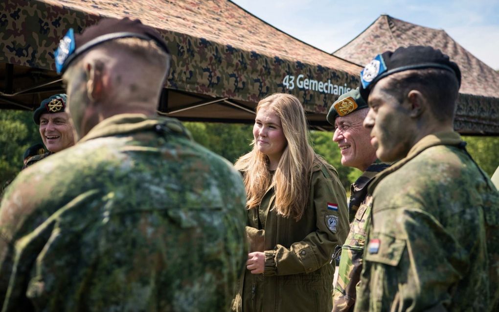 Prinses Amalia maakte afgelopen zomer kennis met de krijgsmacht. Nu wacht een nieuw onderdeel van haar toerusting als troonopvolgster: een rondje langs de zes Caraïbische eilanden. beeld Defensie