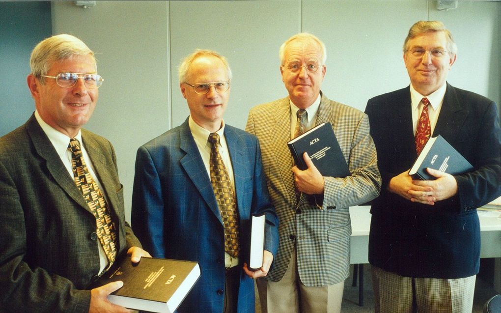 Ds. P. Schelling (r.) op een archieffoto uit 2000, beeld RD