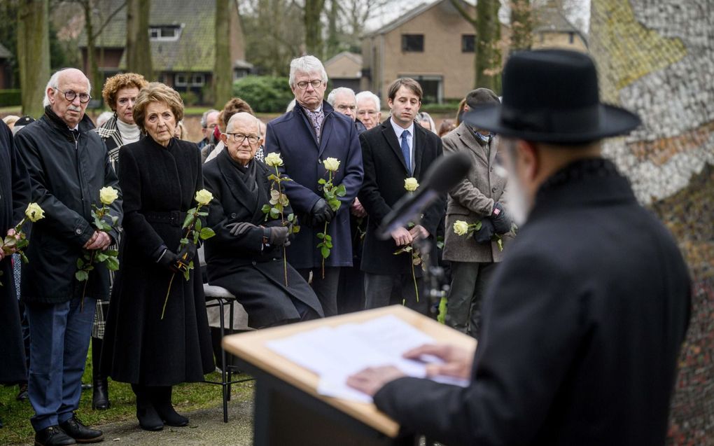 In het Prinsenpark in Apeldoorn werden maandag de omgebrachte patïenten en personeelsleden van Het Apeldoornsche Bosch herdacht. Oud-minister Cohen legde een steentje bij de naam van zijn oudoom. beeld ANP, Emiel Muijderman