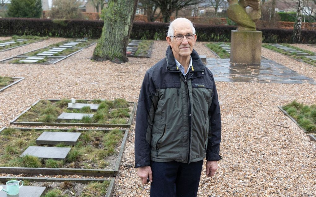 Temidden van de graven van rampslachtoffers op de begraafplaats in Nieuwerkerk. Henk Flikweert (destijds 7 jaar) verloor 26 familieleden. „Het heeft me erg beziggehouden waarom ik gespaard bleef terwijl anderen omkwamen.” beeld RD, Anton Dommerholt