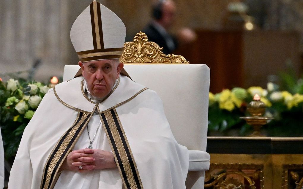 Paus Franciscus, woensdag tijdens een dienst in de basiliek van Sint-Paulus buiten de Muren in Rome. beeld EPA, Ettore Ferrari