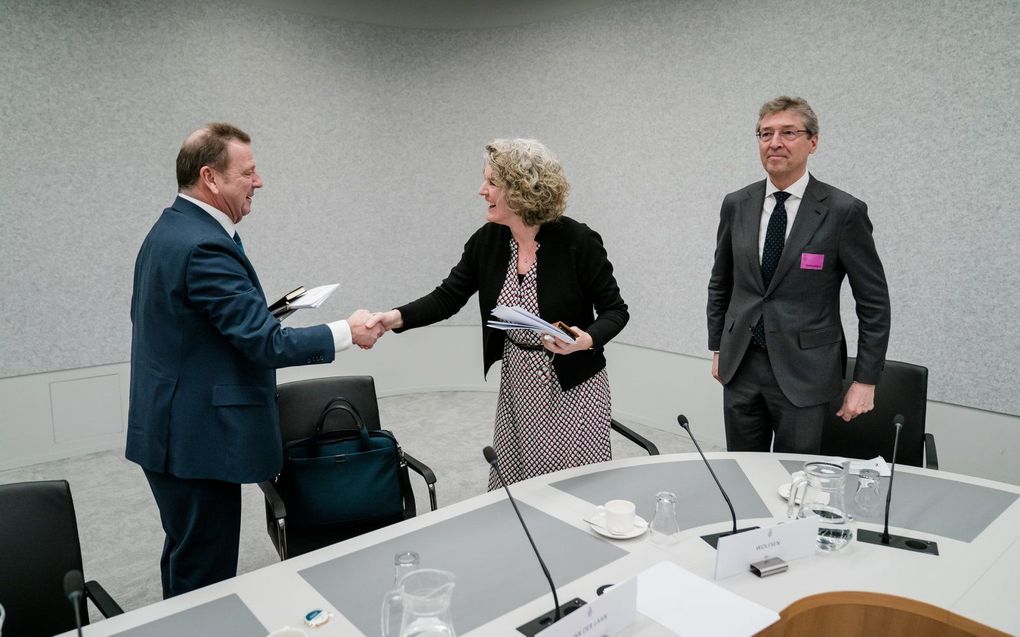 Peter van Leusden, Transparency International (TI-NL), Medy van der Laan, Nederlandse Vereniging van Banken (NVB) en Aleid Wolfsen, Autoriteit Persoonsgegevens (AP) in de Tweede Kamer tijdens een rondetafelgesprek over een wetsvoorstel voor het aanpakken van witwassen. beeld ANP, Bart Maat