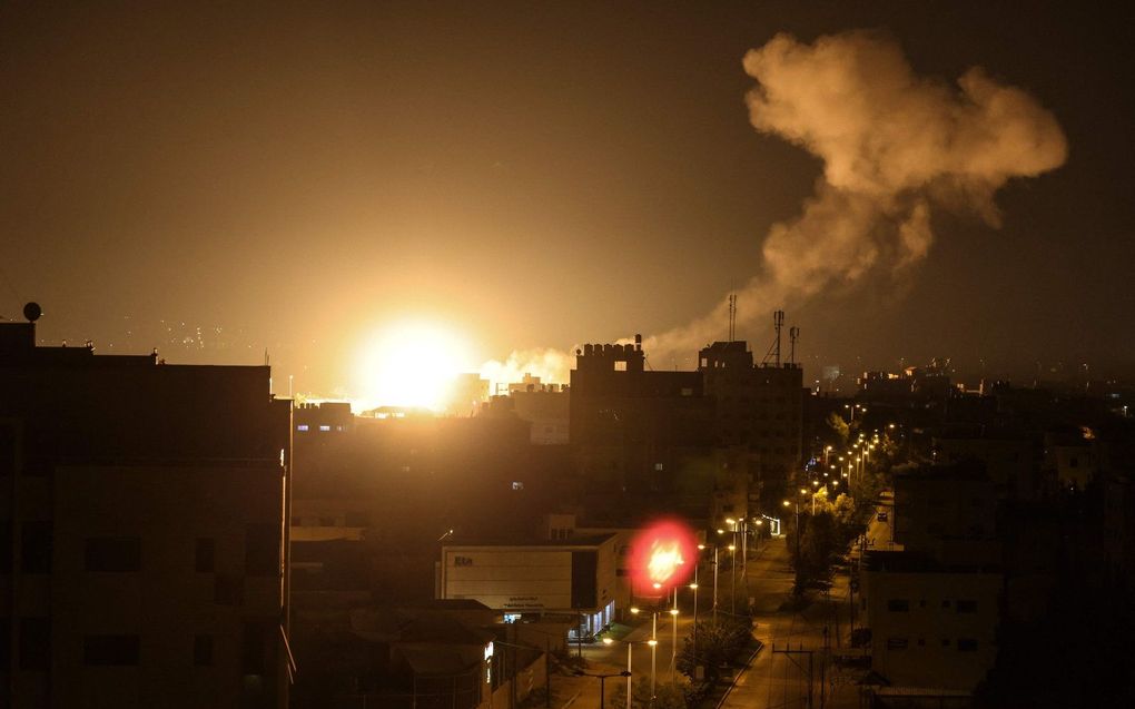 Vuur en rook boven Gaza-Stad na een Israëlische raketaanval. beeld AFP, MAHMUD HAMS