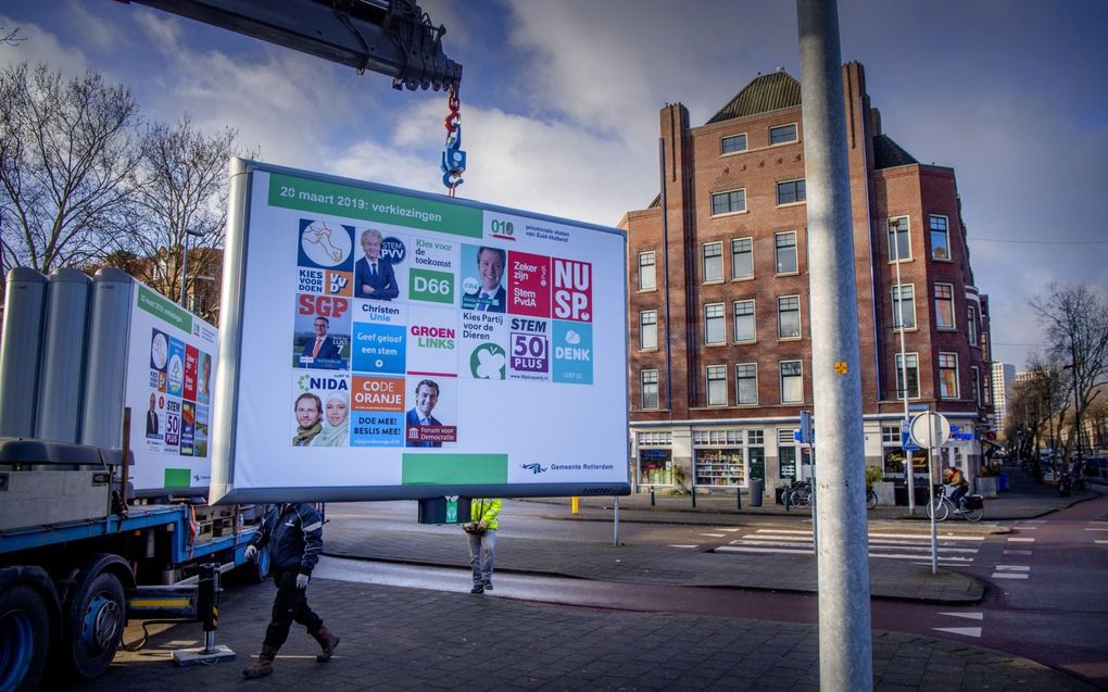 Voorbedrukte verkiezingsborden met verschillende politieke  partijen die meedoen aan de Provinciale Statenverkiezingen van 2019. Beeld ANP, Robin Utrecht