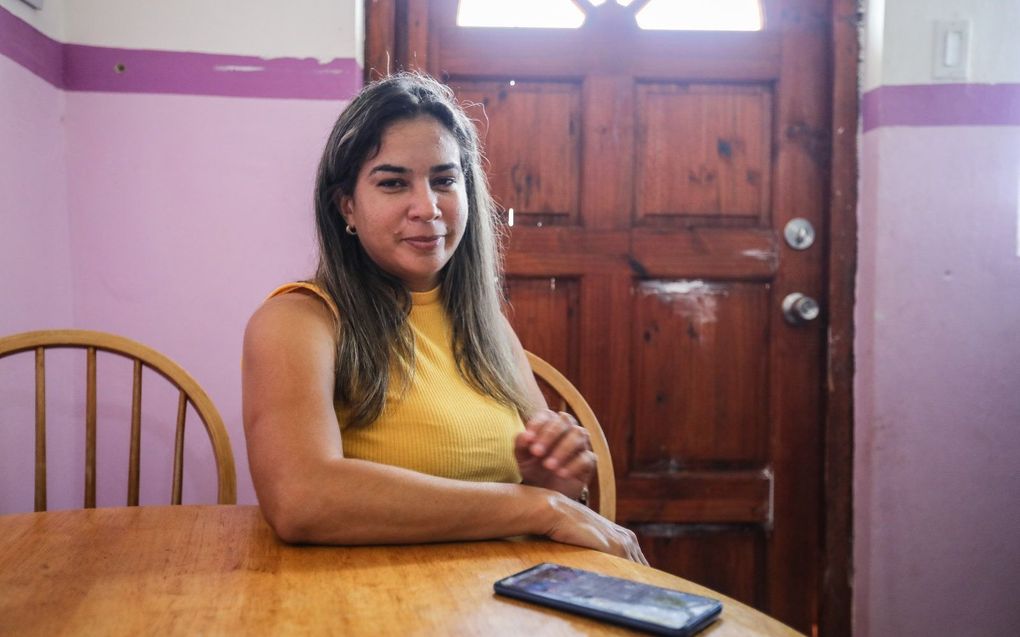 Moeder Roxana bij de tafel in hun huis. beeld Maarten Boersema