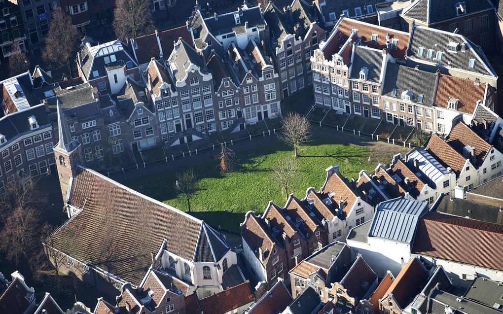 De stichting Het Begijnhof biedt huurwoningen aan in het middensegment. De oorspronkelijke bewoners van het Amsterdamse hofje waren alleenstaande rooms-katholieke vrouwen.  beeld ANP, Jerry Lampen