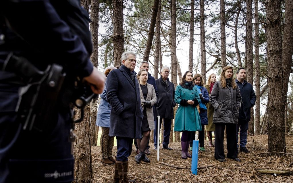 Een delegatie, van onder anderen Tweede Kamerlid Roelof Bisschop (SGP, links), bezocht tijdens een werkbezoek van de vaste kamercommissie Justitie en Veiligheid een put met drugsafval in natuurgebied de Brabantse Wal. beeld ANP, Sem van der Wal