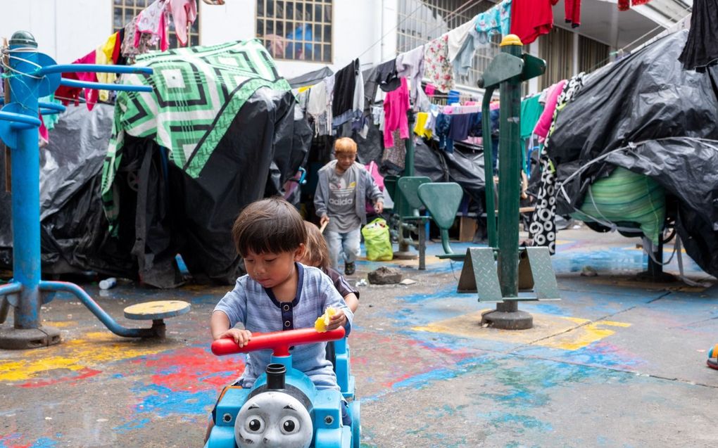 Binnenplaats van de opvang in Bogota, met daarop tenten voor de nieuwkomers. beeld Ynske Boersma