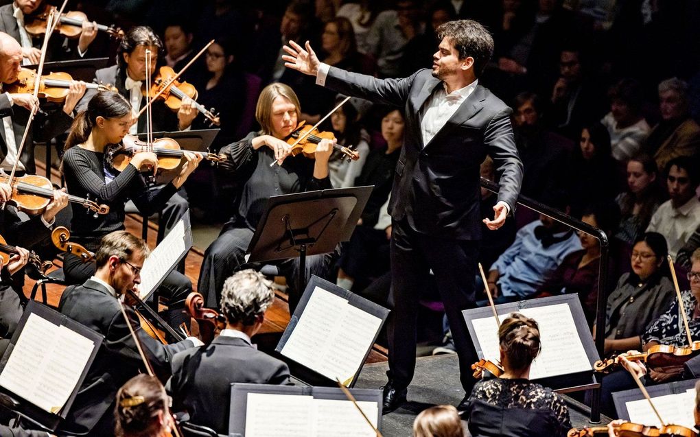 Chef-dirigent Lahav Shani op de bok bij het Rotterdams Philharmonisch Orkest. beeld Guido Pijper