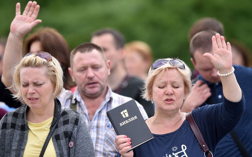 Christenen nemen deel aan een religieus protest tegen de controversiële presidentsverkiezingen in Wit-Rusland in 2020. beeld AFP, Sergei Gapon