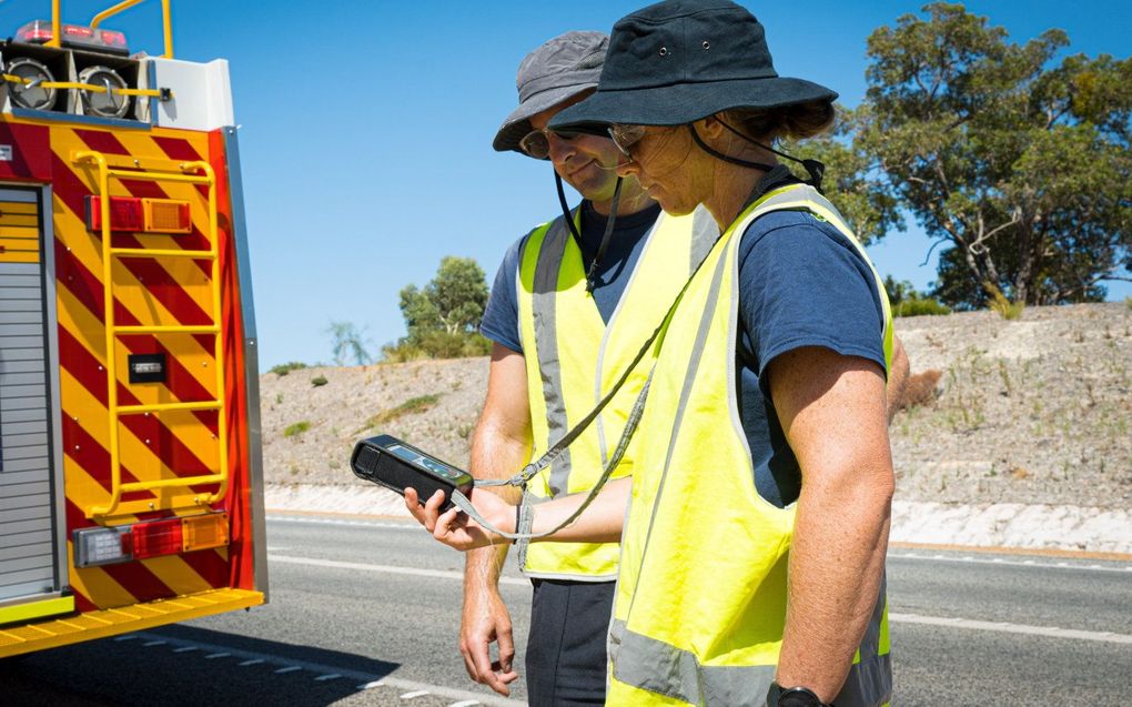 Australische brandweerlieden zoeken naar de radioactieve capsule. beeld EPA