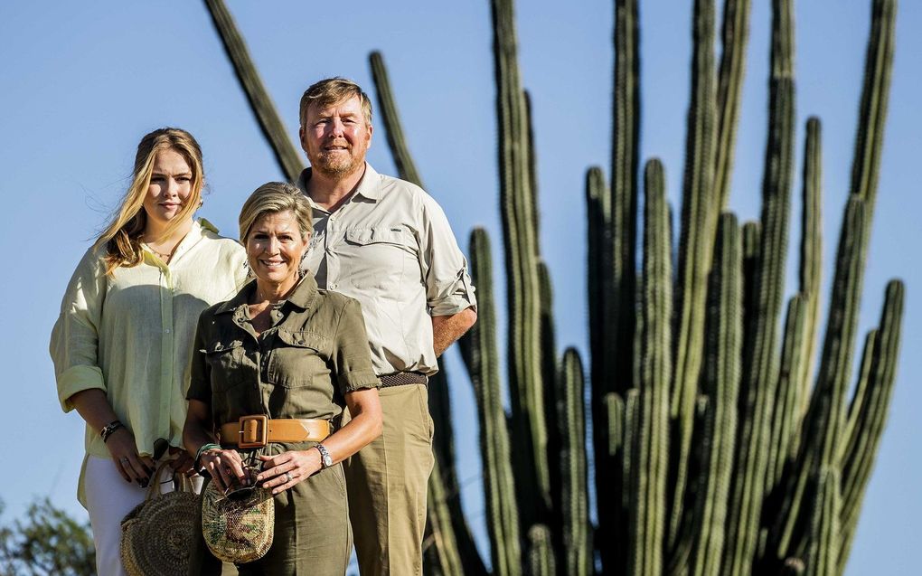 Het koningspaar en Amalia in nationaal park Arikok op Aruba. beeld ANP, Remko de Waal