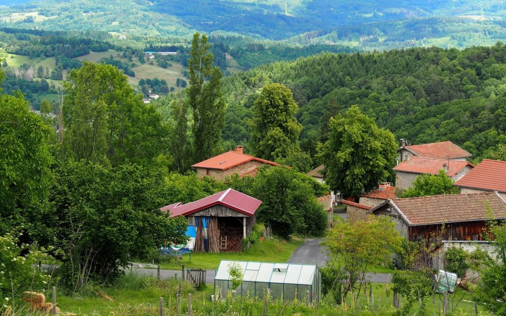 Uitzicht vanuit de kruidentuin van Ferme de la Frambois in Saint Gervais-sous-Meymont. beeld Imco Lanting