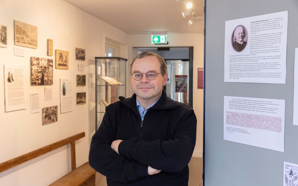 Ds. Stefan Bernhard in de expositiezaal. „​Het woord tweeslachtigheid kenschetst het denken en handelen van de zendelingen.” beeld Erik Kottier