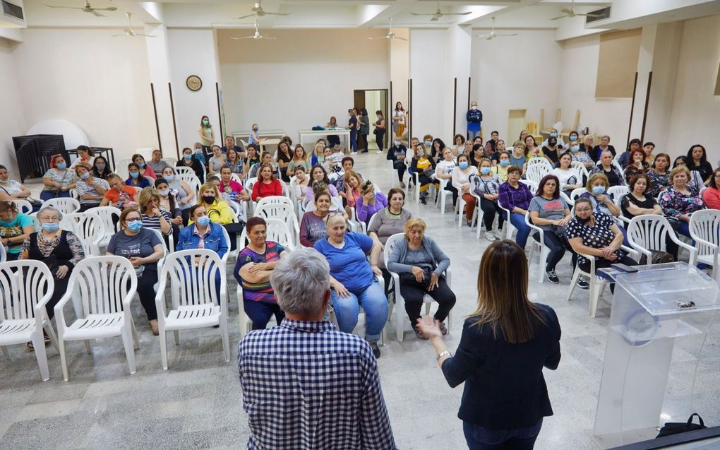 Vrouwen uit de Armeense wijk Burj Hammoud in Beiroet hebben zich verzameld voor een voorlichtingsbijeenkomst. Links op de rug gezien, de auteur van dit artikel. beeld Jaco Klamer  ​