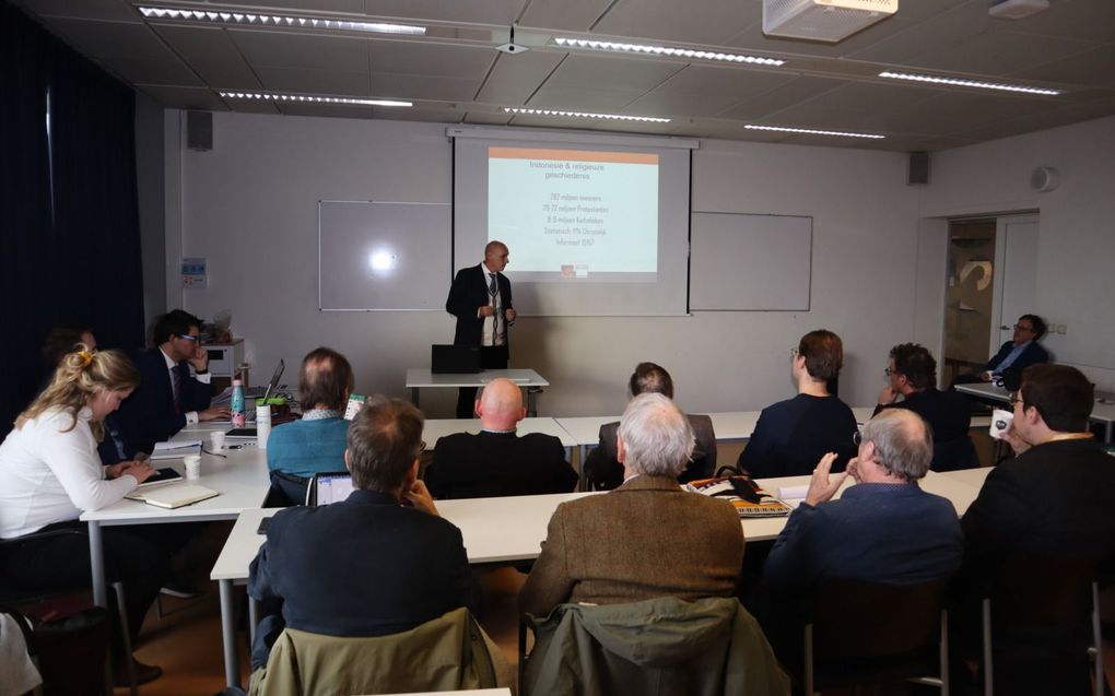 Dr. Hendrik Niemeijer (foto) hield woensdag in Amsterdam een lezing over zijn zoektocht in kerkelijke archieven in Indonesië. beeld Huig de Koning