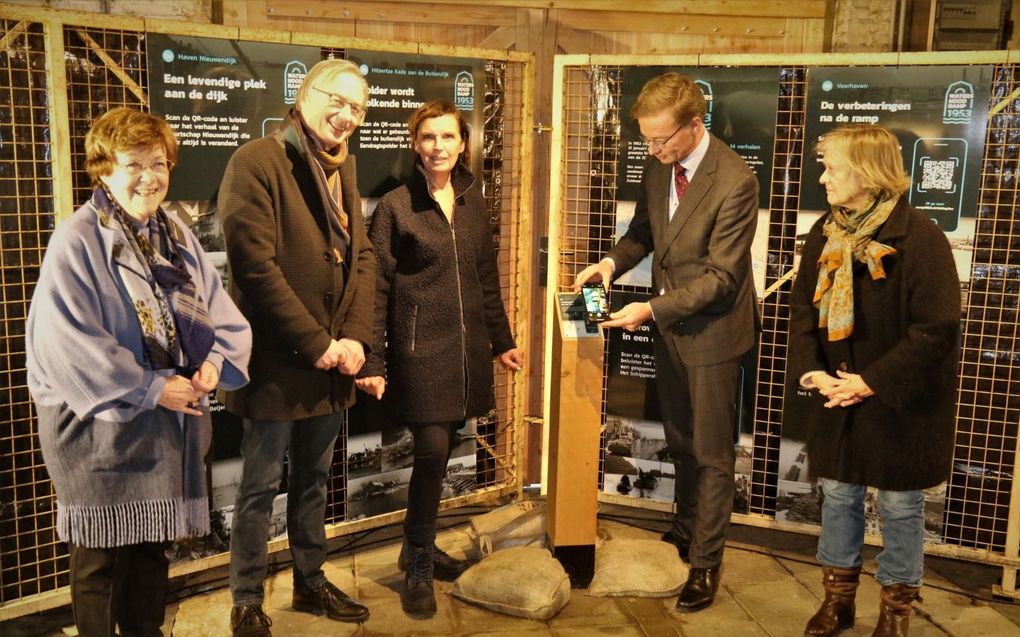 V.l.n.r.: Willy Spaan, Ad Bogaerds, Patty van der Kleij (projectleider Erfgoedlijn Historisch Haringvliet Provincie Zuid-Holland), wethouder Harry van Waveren (gemeente Hoeksche Waard) en rechts Heemraad Waterschap Hollandse Delta Dorenda Gerts. beeld Conno Bochoven