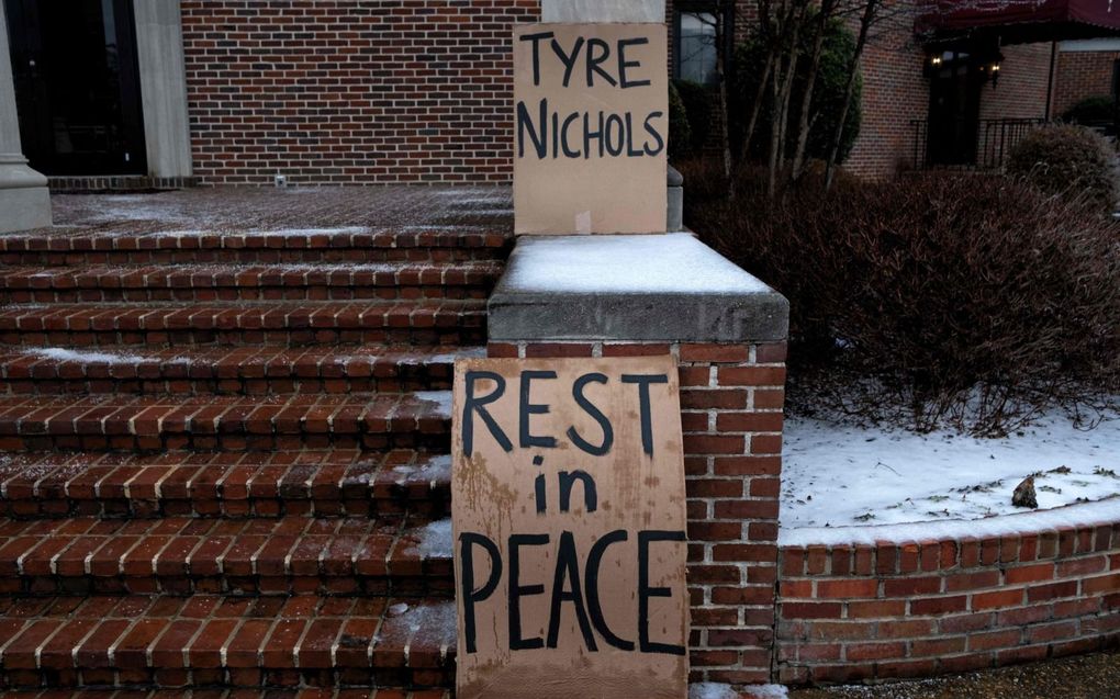 Afscheidsgroet voor Tyre Nichols buiten de Mississippi Boulevard Christian Church, waar woensdag diens uitvaart plaatsvond. beeld AFP, Seth Herald