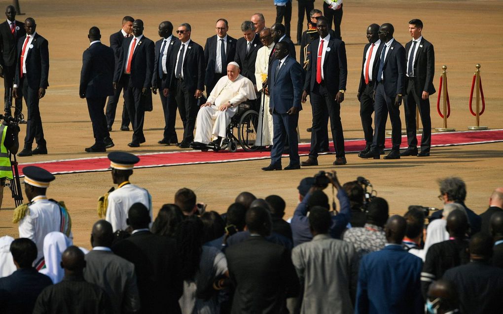 Paus Franciscus arriveert in Zuid-Soedan. beeld AFP, Simon Maina