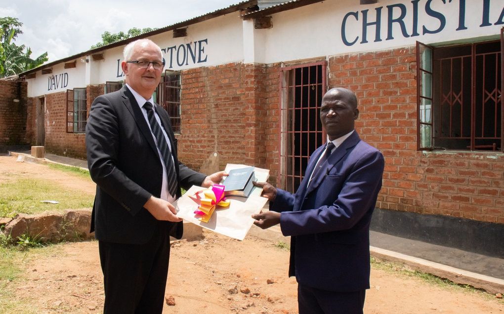 Overdracht van de David Livingstone Christian Academy in Malawi door ds. C.J.P. van der Bas (l.) aan een vertegenwoordiger van Stichting Timotheos. beeld Stichting Timotheos