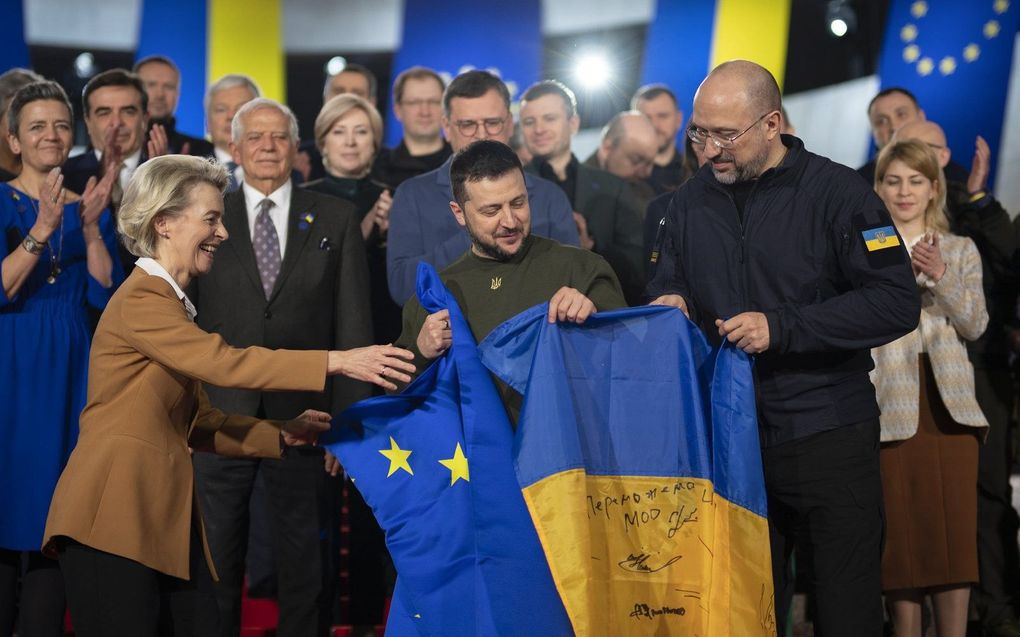 EU-kopstukken Ursula von der Leyen (l.) en Charles Michel (r.) flankeren de Oekraïense president Volodimir Zelenski vrijdag, na afloop van de EU-top in Kiev. beeld EPA