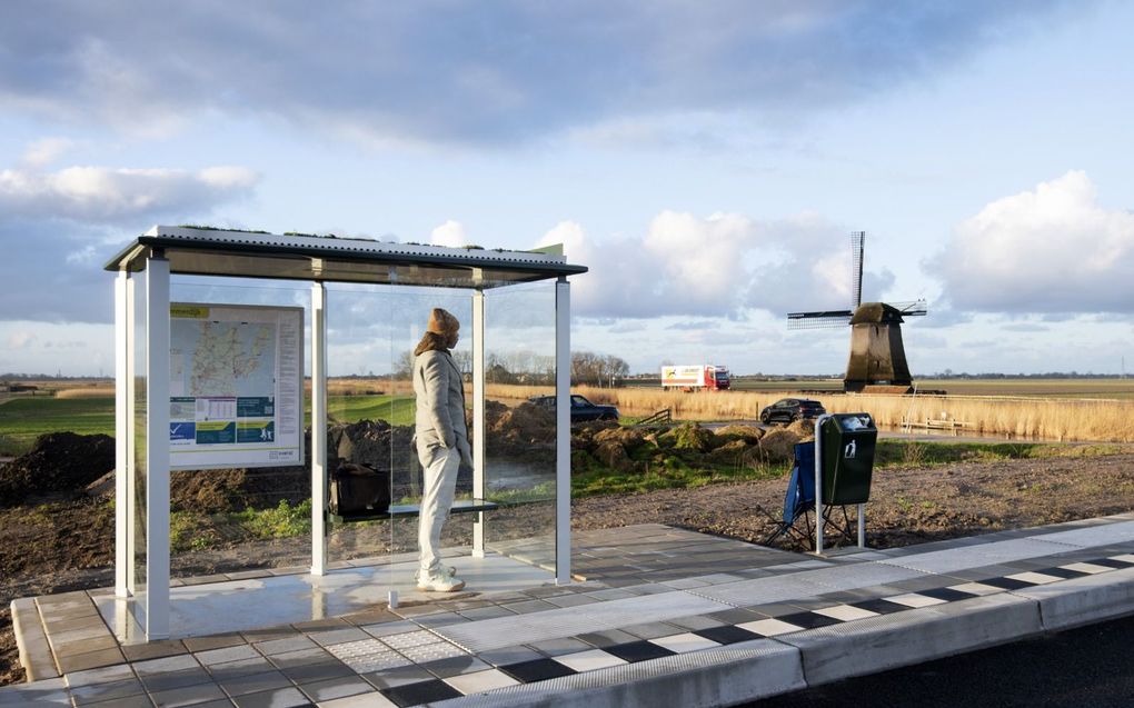 Een man in het Noord-Hollandse Schermerhorn staat op de bus te wachten die uiteindelijk niet kwam. In januari legden duizenden werknemers in het streekvervoer twee dagen het werk neer. beeld ANP, Olaf Kraak