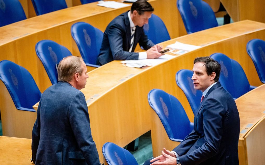 SGP-leider Kees van der Staaij (l.) en minister van Buitenlandse Zaken Wopke Hoekstra​. beeld ANP, Bart Maat