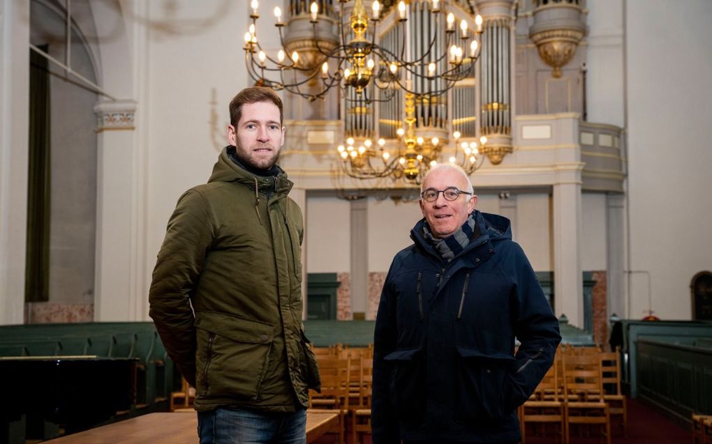 Arnoud Gorter (l.) en Jos Maris in de Grote Kerk van Gorinchem. De kachel blijft uit totdat de buitentemperatuur onder de vijf graden komt. beeld Cees van der Wal