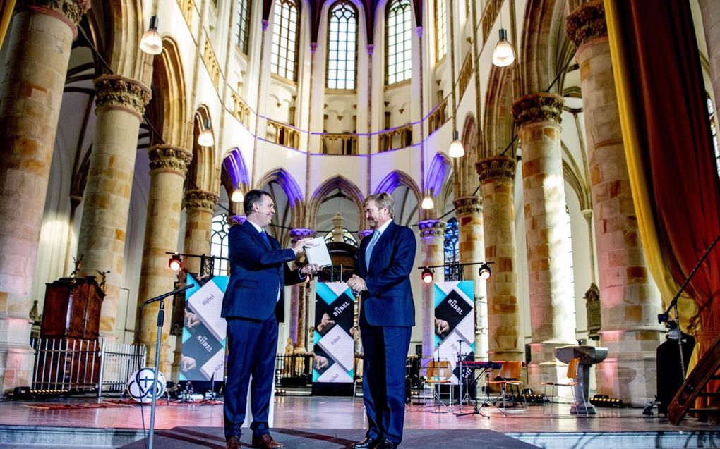 „Voor de NBV21 werd het principe ”werken vanuit het doel dat je beoogt” dankbaar aangegrepen.” Foto: Koning Willem-Alexander neemt op 3 oktober 2021 in de Grote Kerk in Den Haag het eerste exemplaar van de NBV21 in ontvangst. De koning is beschermheer van het Nederlands-Vlaams Bijbelgenootschap. beeld ANP, Robin Utrecht