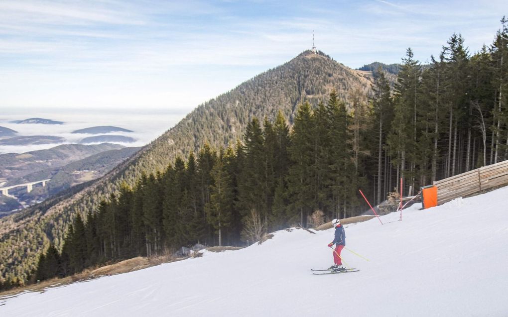 Eenzame skiër op Oostenrijkse piste. beeld AFP, Alex Halada