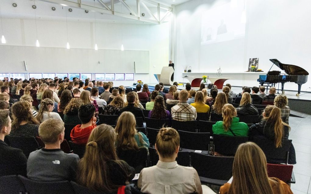 Het 16+jeugdappel van het LCJ en het HJW in Nijkerk. Jongeren luisteren naar een lezing van ds. B.L.P. Tramper. beeld André Dorst