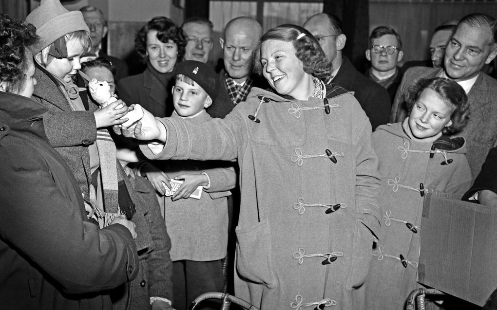 De vierjarige Corry Kesteloo uit Zierikzee krijgt bij aankomst in De Bilt een pop van prinses Beatrix. Rechts prinses Irene. beeld Watersnoodmuseum