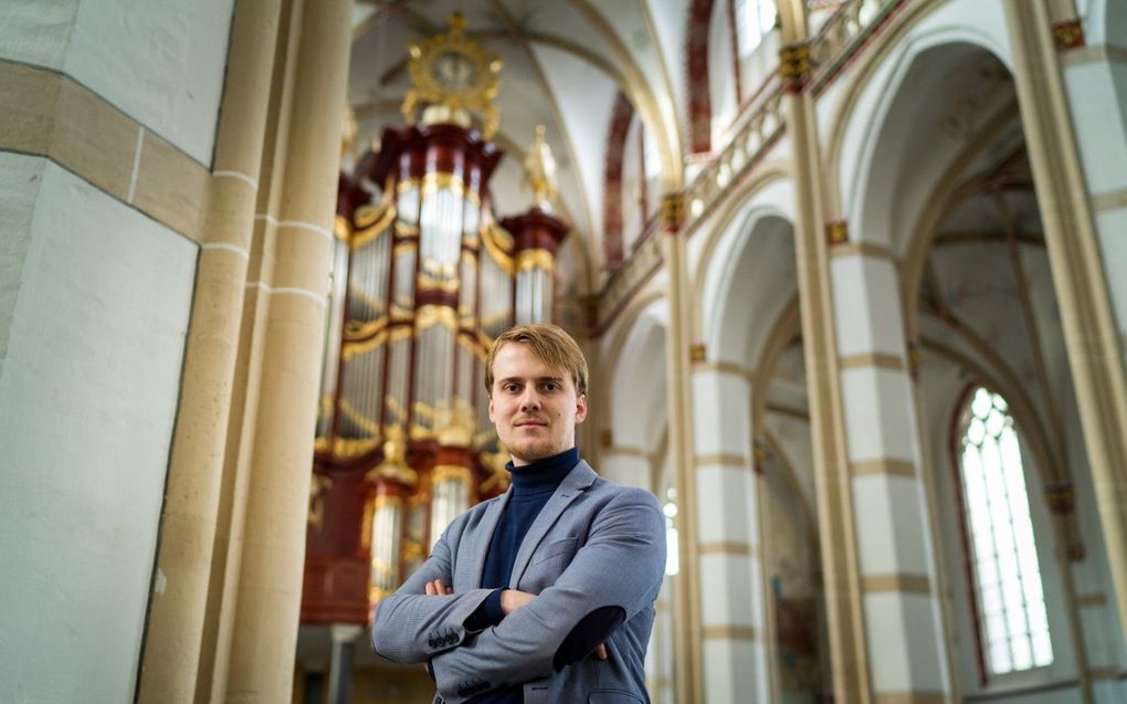 Organist Leendert Verduijn in de Sint-Maartenskerk in Zaltbommel. beeld Jan Verburg