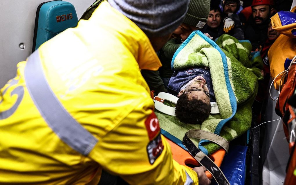 Reddingswerkers, dinsdag in Kahramanmaras in Turkije. beeld EPA/Sedat Suna