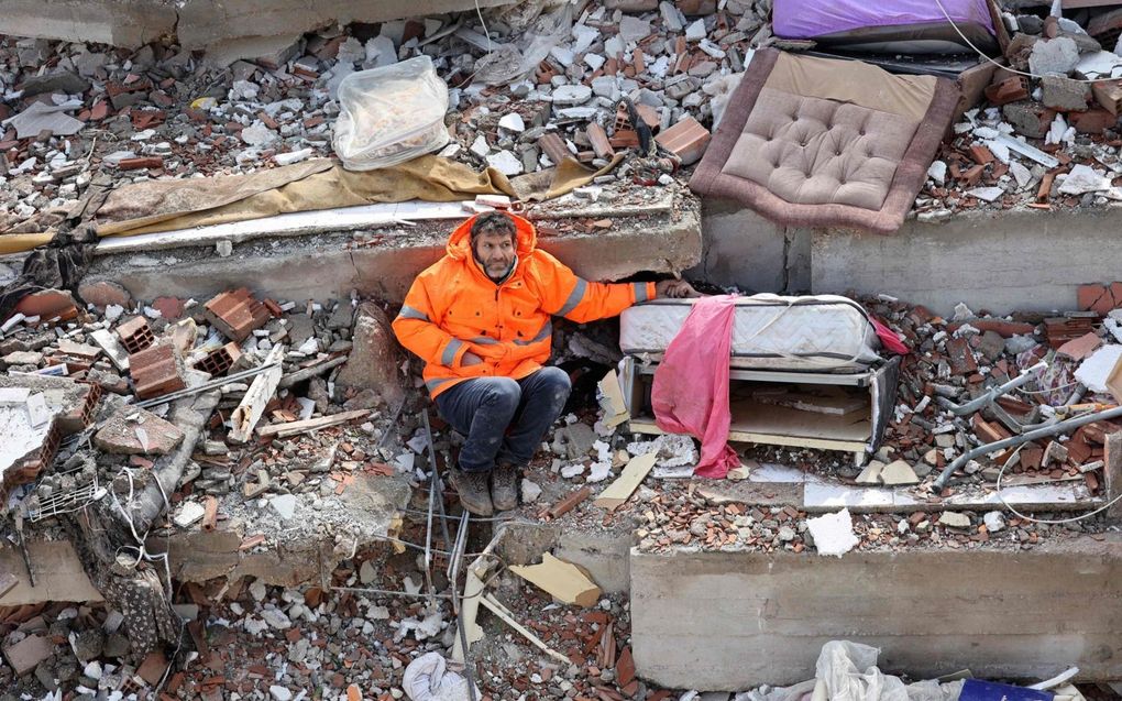 Mesut Hancer houdt de hand van zijn overleden dochter Irmak vast. Het 15-jarige meisje stierf in Kahramanmaras, dat zwaar werd getroffen door de aardbeving. De ramp kostte inmiddels aan meer dan 8000 mensen het leven.  beeld AFP, Adem Altan