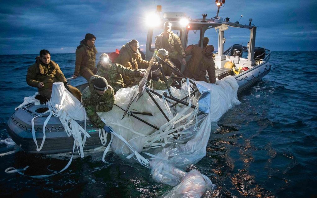 De bergingsoperatie van Amerikaanse marine voor de kust van South Carolina van de vermoedelijke Chinese spionageballon. beeld AFP, US Navy