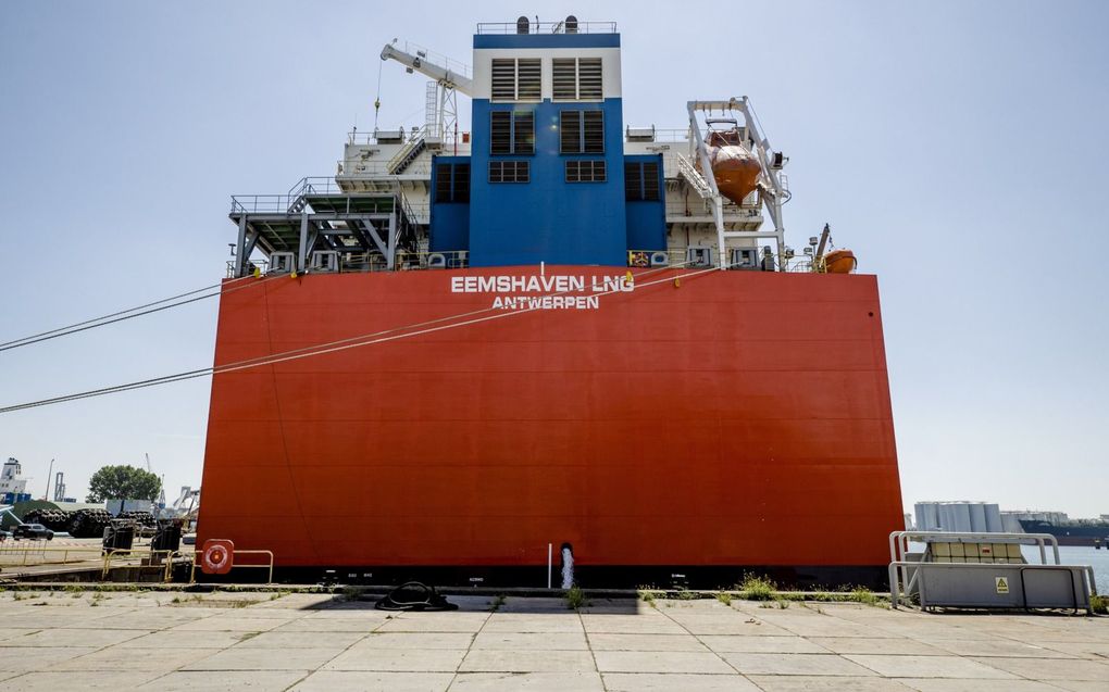 Een drijvende lng-fabriek in de haven van Rotterdam. beeld ANP, Sem van der Wal