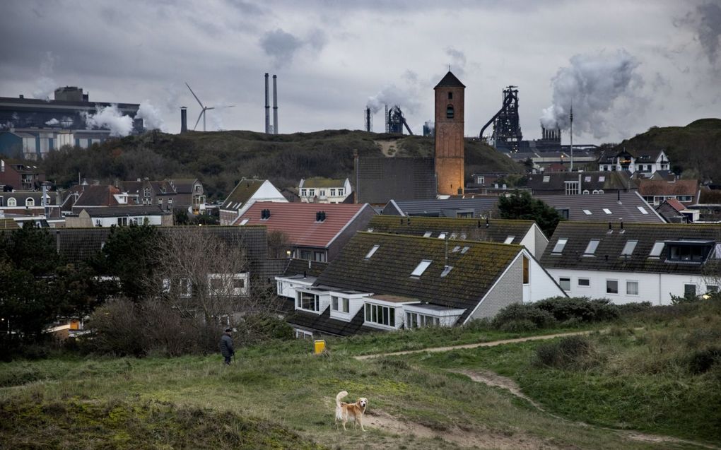 De fabriek van Tata Steel in IJmuiden stoot volgens deskundigen, ondanks diverse maatregelen van het staalbedrijf, nog altijd te veel vervuilende stoffen uit.  beeld ANP, Ramon Van Flymen