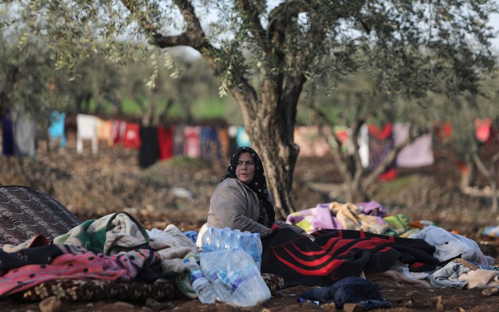 Een vrouw in de door rebellen bezette regio Idlib in het noordwesten van Syrië is haar woning als gevolg van de aardbeving kwijt. Onder een boom rust ze uit. beeld AFP, Bakr Alkasem