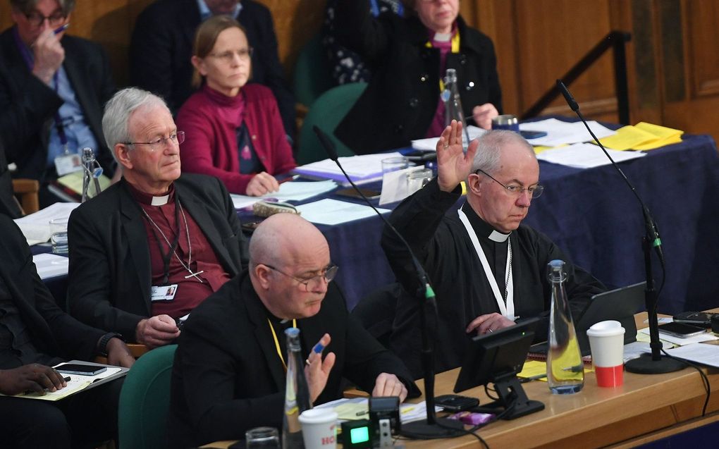 Aartsbisschop Welby (r.), donderdag tijdens de synode van de Kerk van Engeland. beeld EPA, Andy Rain