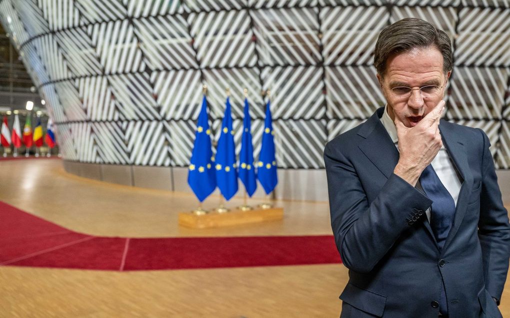 Premier Rutte staat de pers te woord na afloop van de eerste dag van een ingelaste EU-top. beeld ANP JONAS ROOSENS