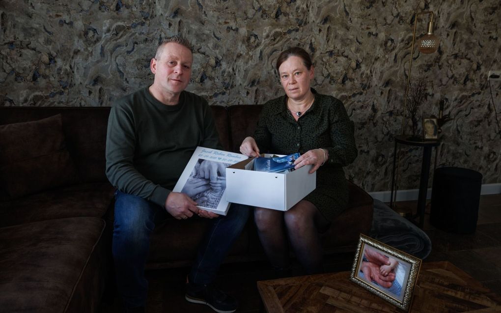 Jacob en Alie Bakker uit Urk hebben een doos vol herinneringen aan hun kleinzoon. beeld Freddy Schinkel