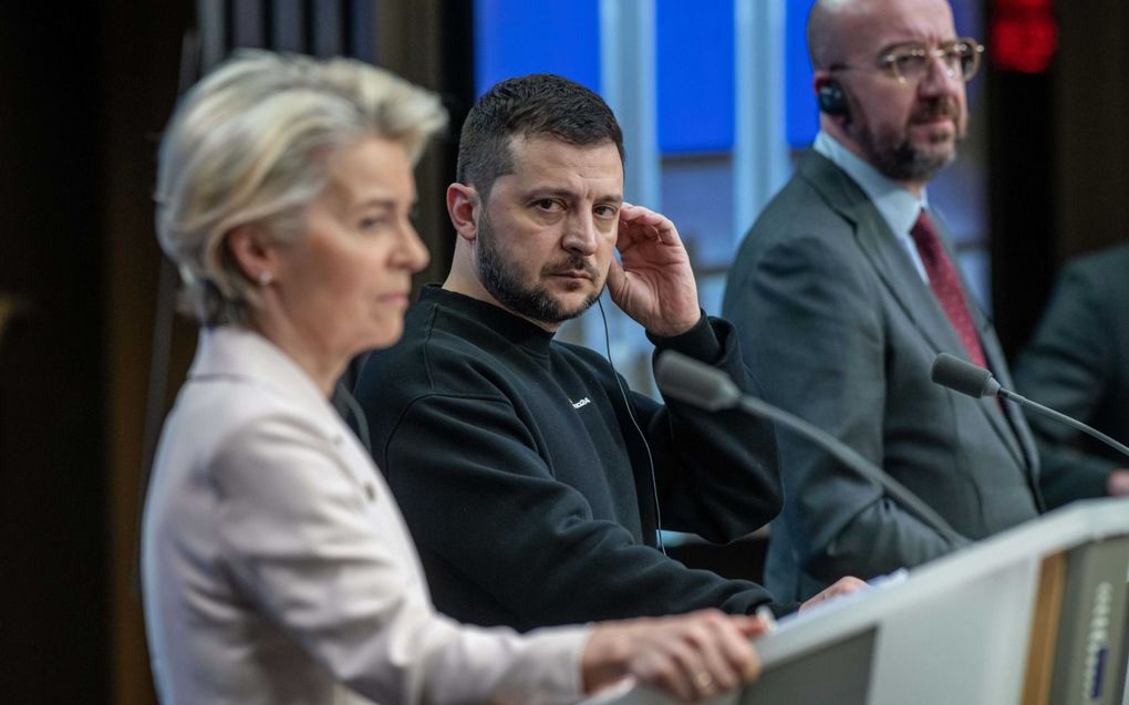 De Oekraïense president Volodimir Zelenski staat donderdag samen met de voorzitter van de Europese Commissie, Ursula von der Leyen (l), en de voorzitter van de Europese Raad, Charles Michel (r), de pers te woord. beeld ANP, Jonas Roosens