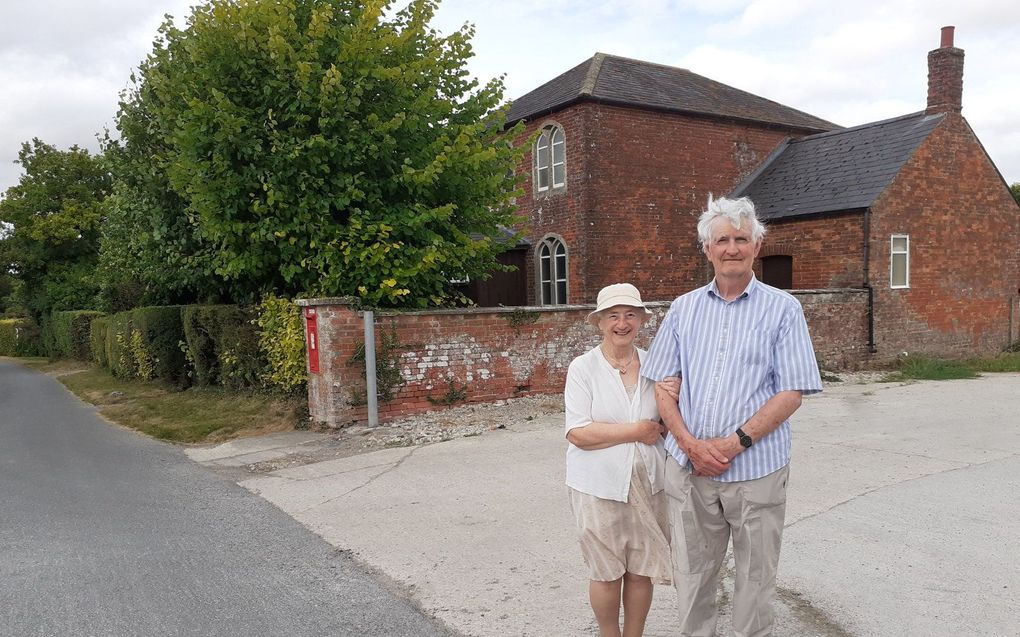 Stanley en Jocelyn Burgess voor de Bethel Strict Baptist Chapel in Allington, Engeland. Beeld Nelleke Zoeten