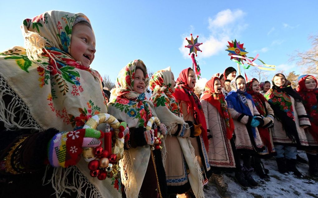 Oerkraïense kinderen zingend op Kerst. Vanaf dit jaar stappen twee grote kerken in het land over op de westerse kalender en zullen Kerst vieren op 25 december. beeld AFP, Sergei Supinsky