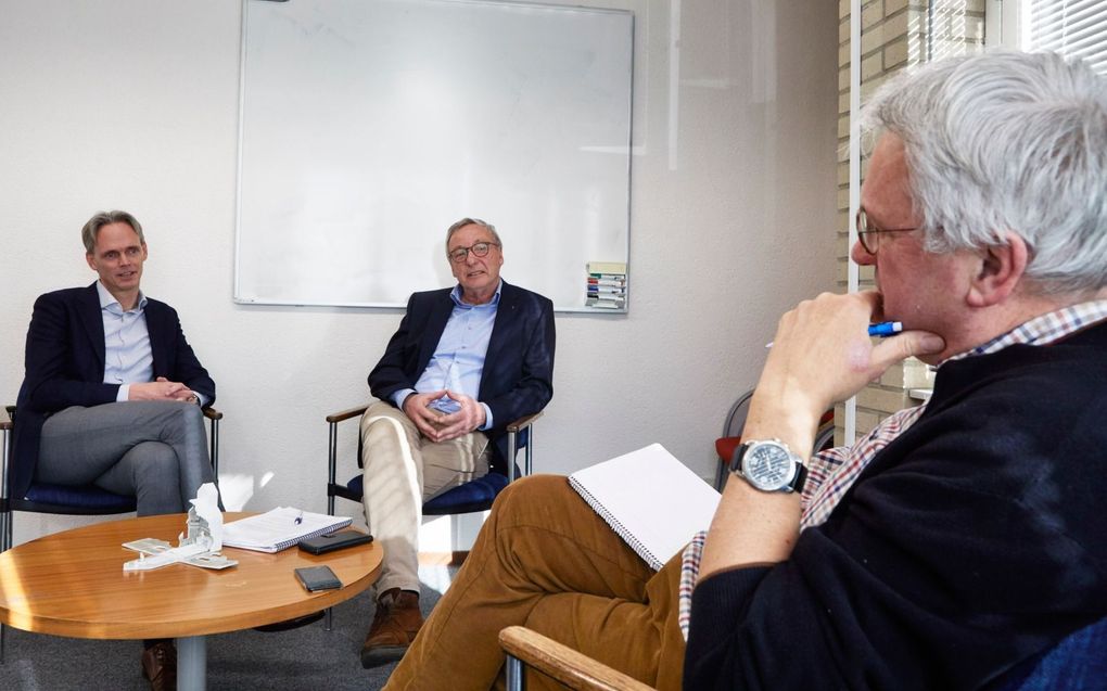 GZB-directeur Martijn van den Boogaart (l.) en regio-coördinator Arie van der Poel in gesprek met Ab Jansen.  beeld Jaco Klamer