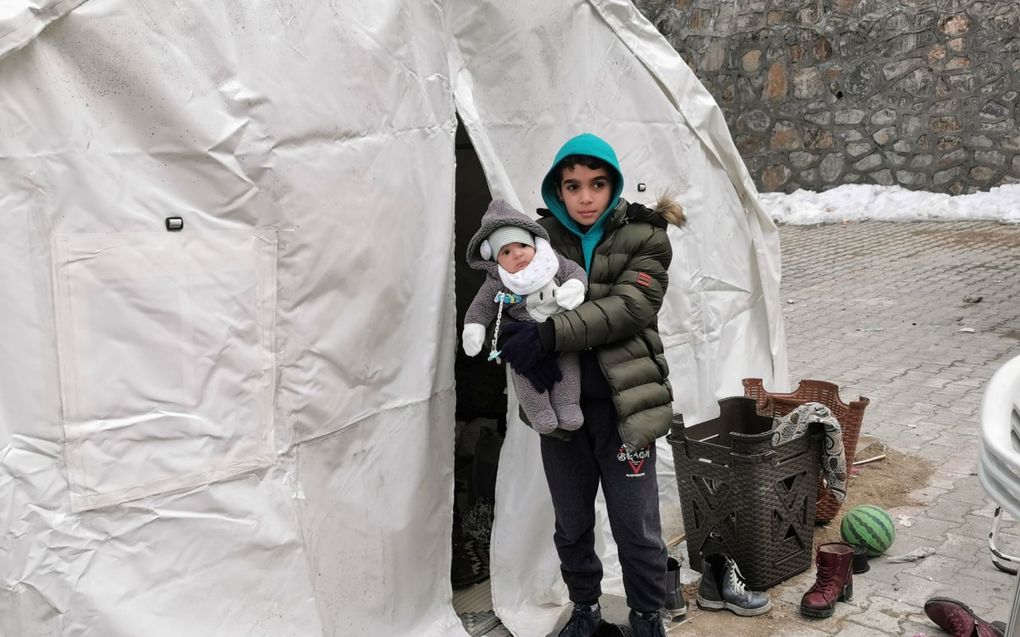 Op het Akyolplein de Turkse stad Gaziantep dat zwaar getroffen is door de aardbeving hebben ontheemden een kampement opgezet. beeld Jacob Hoekman