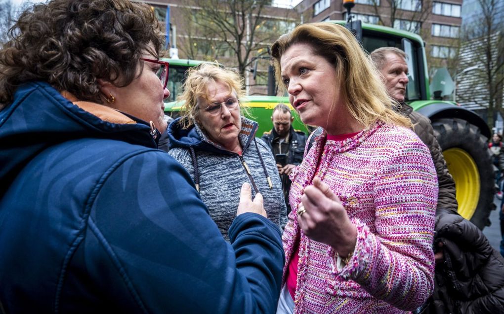 Minister Van der Wal (r.) in gesprek tijdens een boerenprotest, april 2022. beeld ANP, Lex van Lieshout