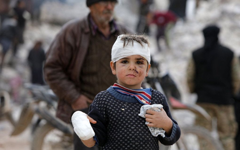 De zesjarige Musa Hmeidi uit Syrië, die vier dagen na de aardbeving levend vanonder het puin gehaald werd in de door rebellen gecontroleerde stad Jindayris, in de provincie Aleppo. De foto is enkele uren nadat hij gered werd gemaakt. beeld AFP, Bakr Alkasem