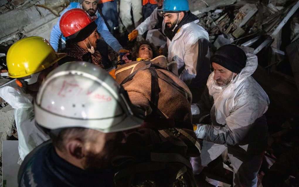 De 11-jarige Lena Maradini wordt na 160 uur gered in Hatay. Beeld EPA/STR